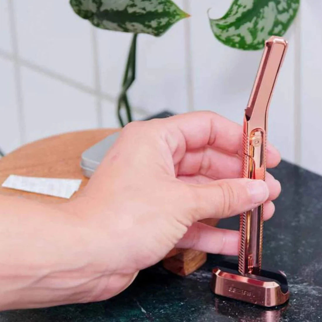 Leaf Shave | Dermaplaner Stand